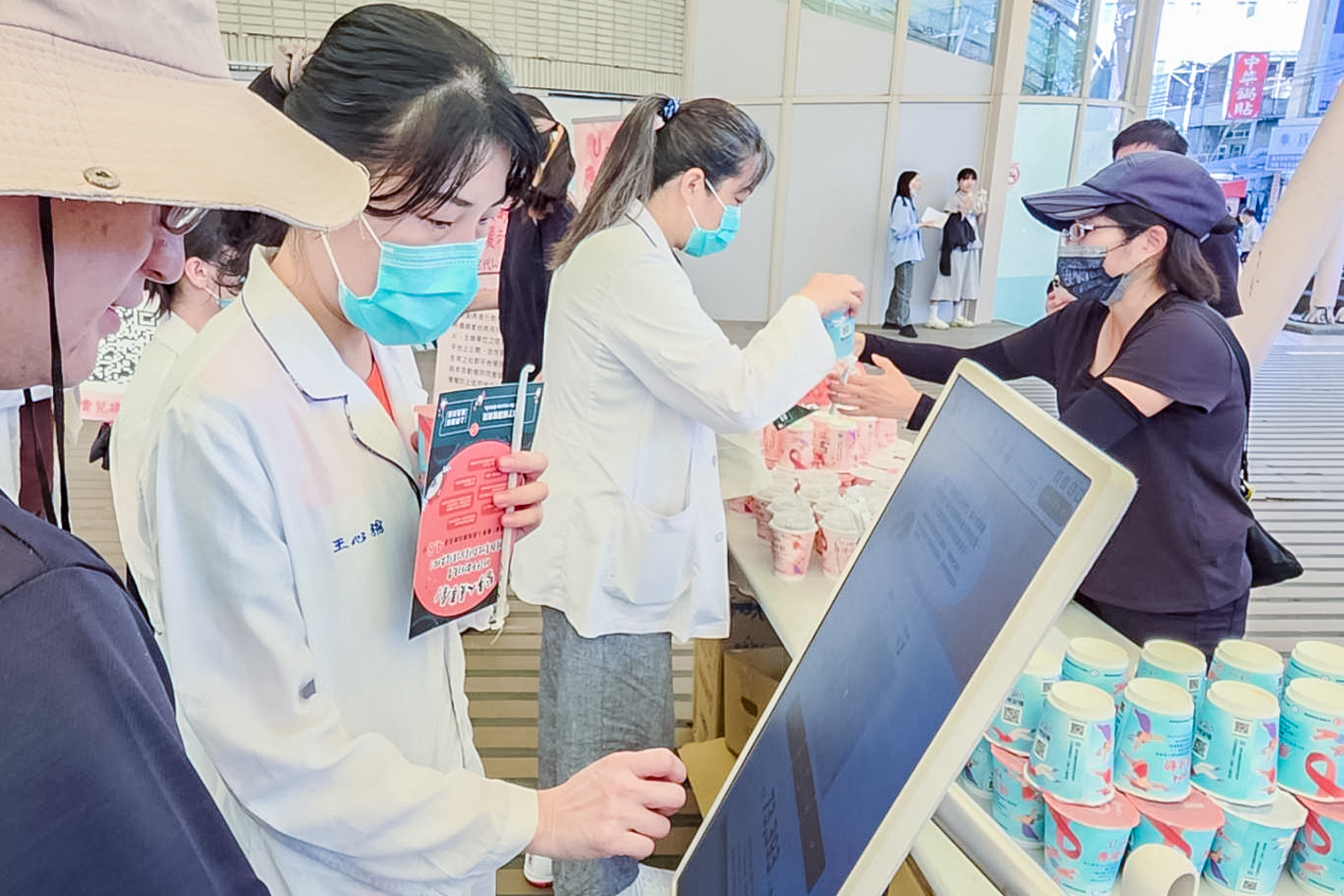 U Café應援活動邁入第三年，邀請醫護以咖啡傳遞支持，透過互動展區共創無歧視、友善就醫環境。(彰基提供)